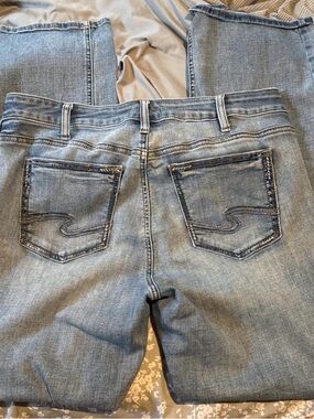 Women’s silvers Light Wash Denim Jeans - Classic Back Pocket Stitching